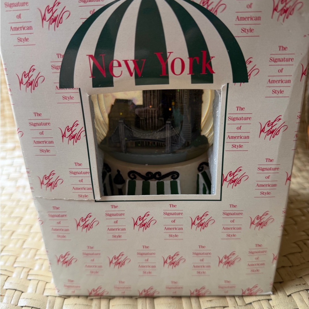 New York Snow Globe with Musical Twin Towers Lord & Taylor NIB